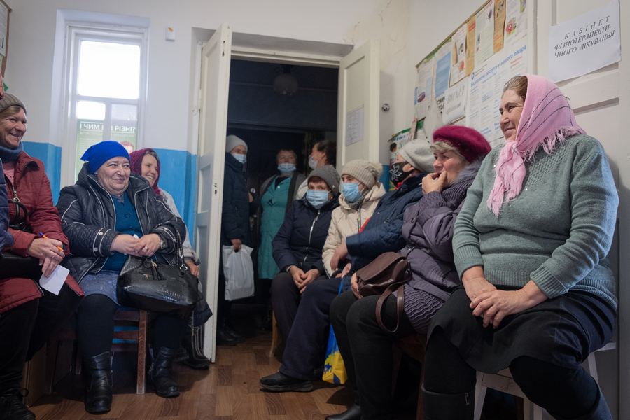 Пацієнти, які чекають на консультації MSF з первинної та психічної допомоги в Гетьманівці
