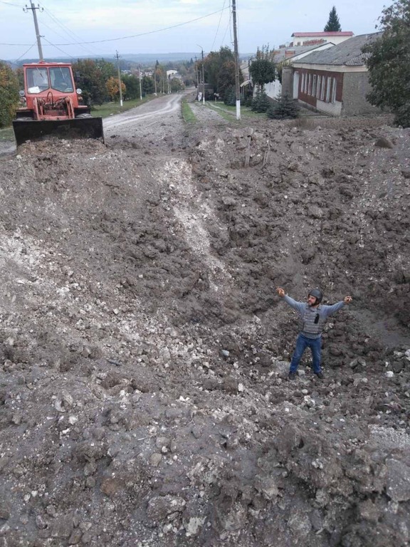 Вирва біля лікарні та житлових будинків Дворічна