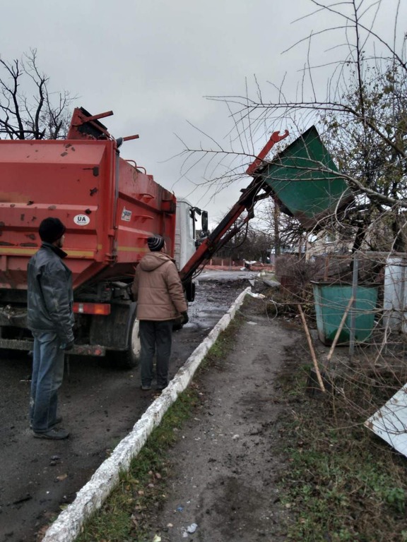 Комунальники збирають сміття