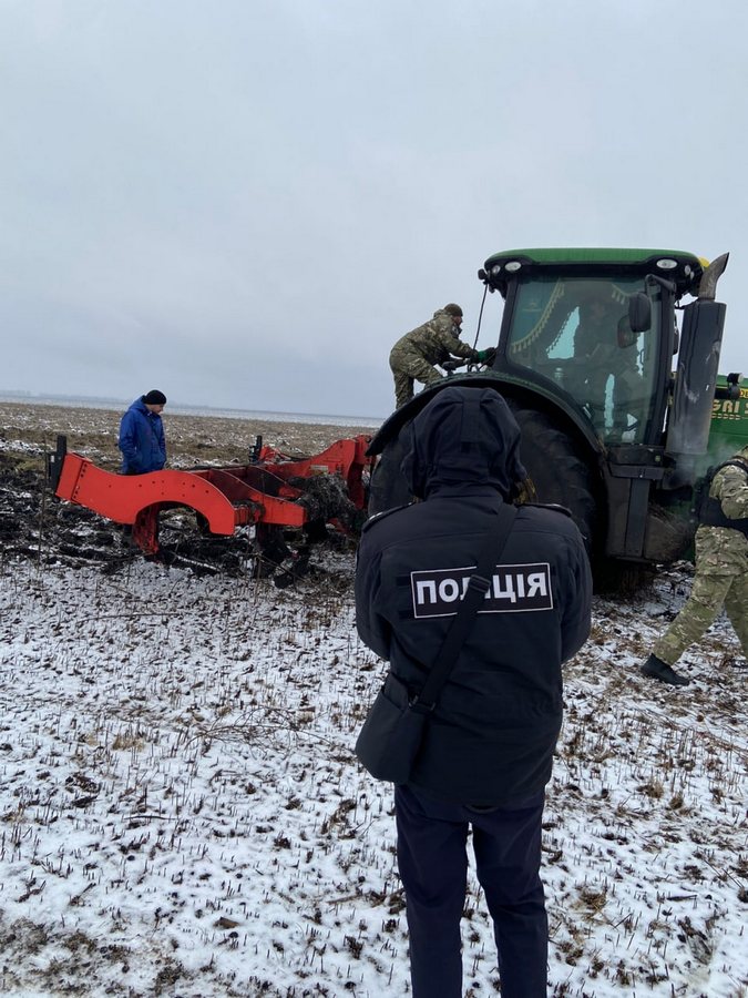 Печеніги. У полі підірвався трактор 21.12.2022