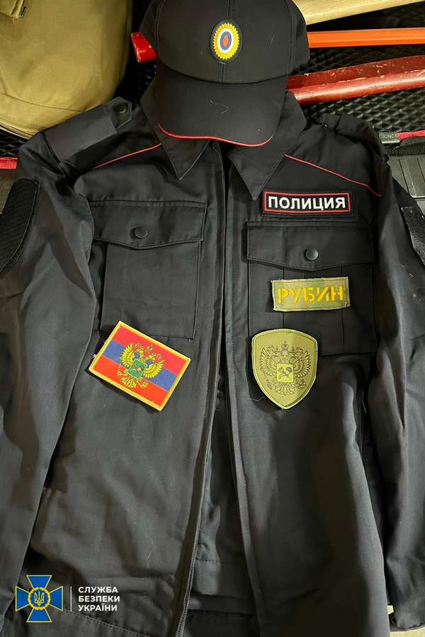 Куп’янск, окупація. Поліцейська форма з шевронами