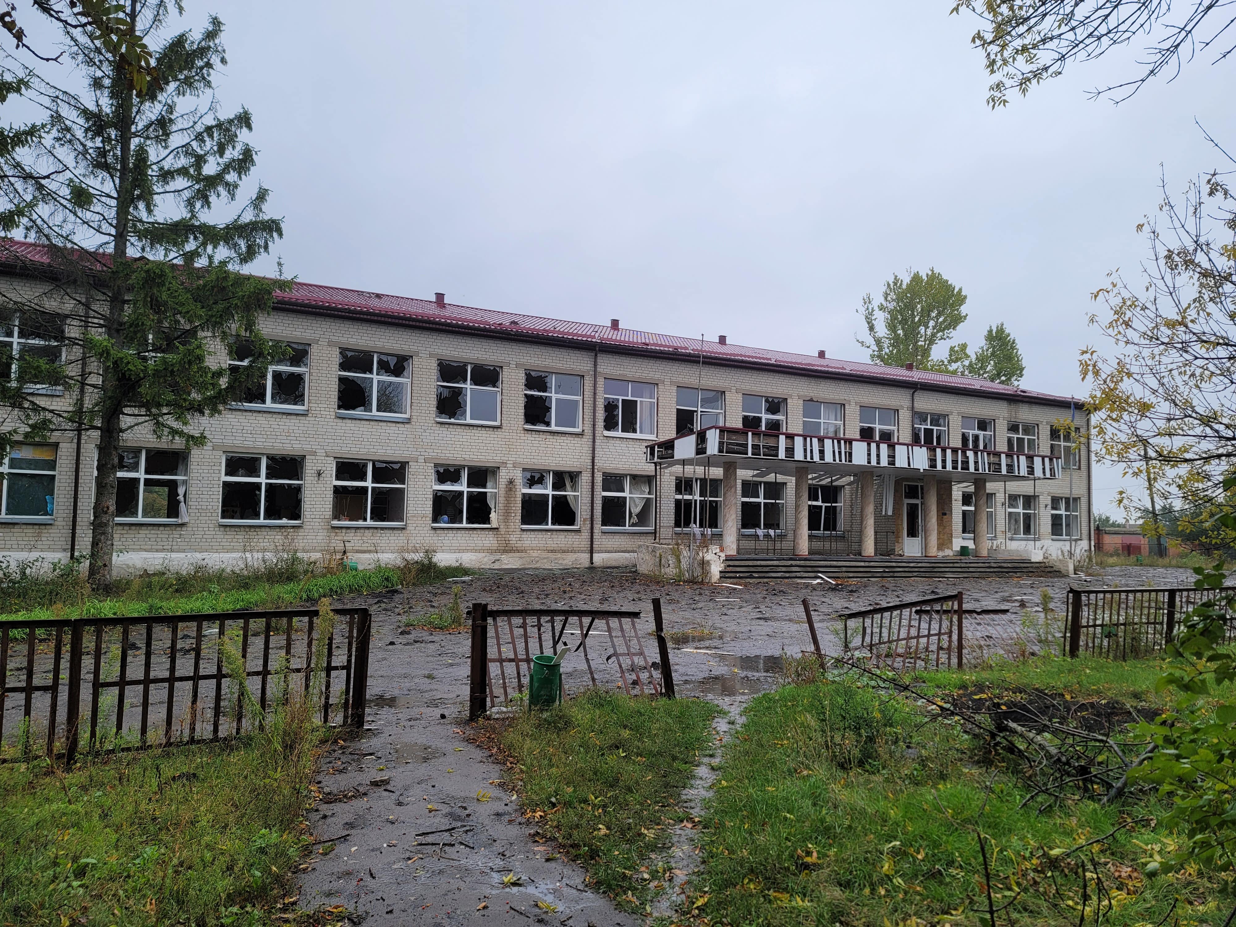 Майже зруйнована школа у Селищі Кутузівка Харківської області