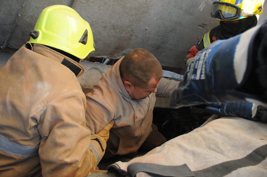 двічі дістали з-під завалів