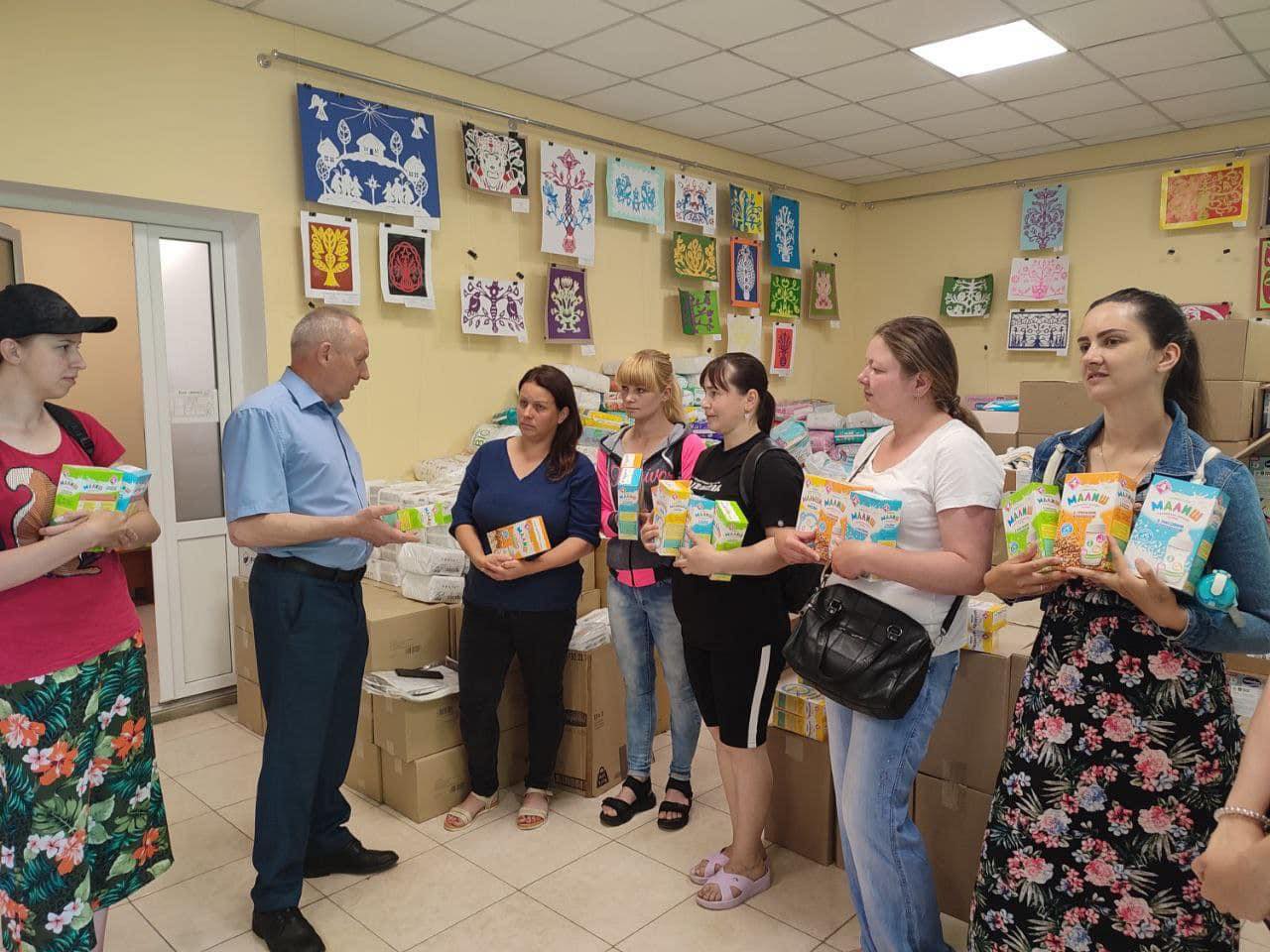 Мешканці однієї з громад Харківщини отримують дитяче харчування як гуманітарну допомогу