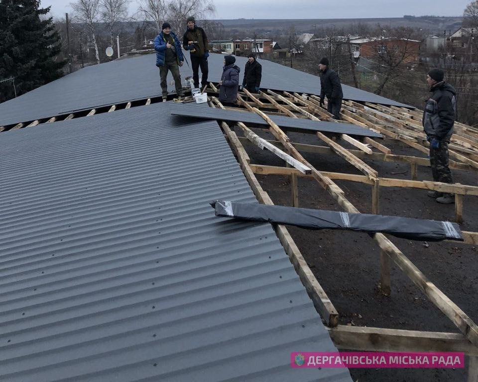 Волонтери ремонтують покрівлю на одній з будівель селища Слатине Дергачівської громади