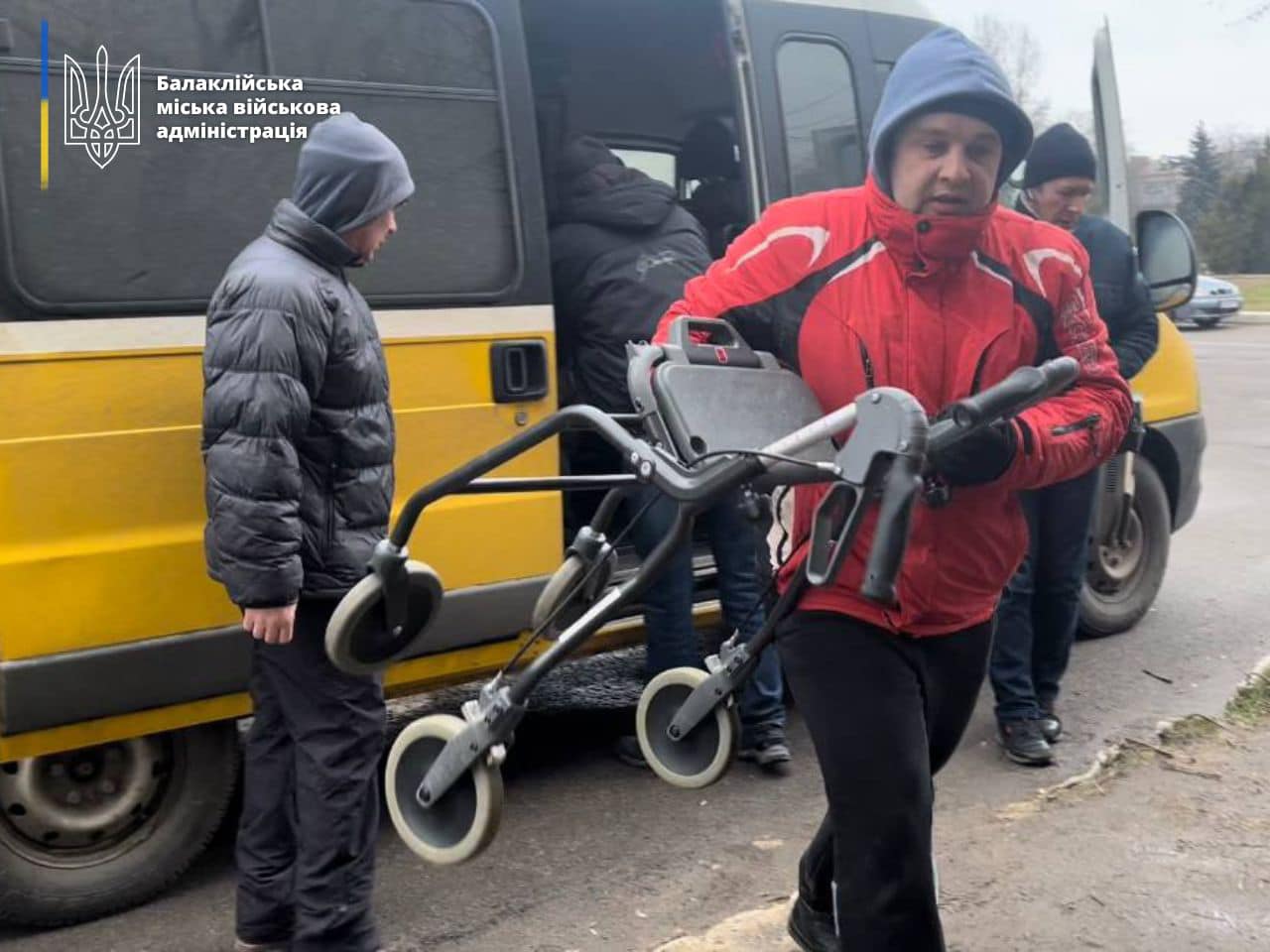 Розвантаження гуманітарного вантажу у Балаклії Харківської області 