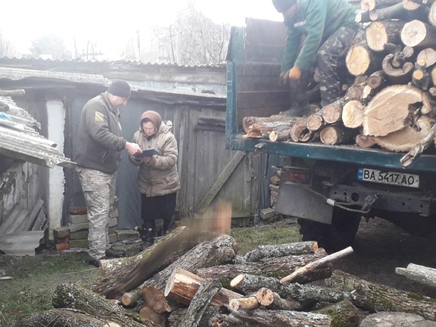 Роздача дров у Великобурлуцькій громаді, Харківська область, Україна