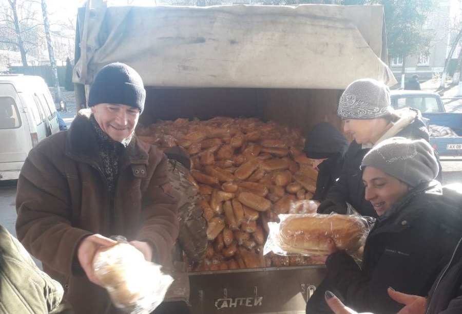 Роздача безкоштовного хліба у Великобурлуцькій громаді, Харківська область, Україна
