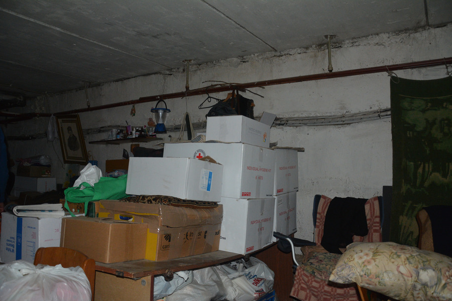 Коробки з-під гуманітарної допомоги у Кутузівському підвалі