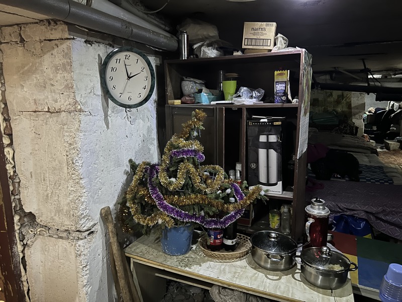 Новорічна ялинка у підвалі Кутузівської амбулаторії, де досі живуть люди