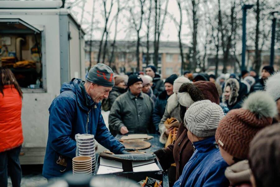 В Новій Водолазі благодійники пригостили понад 1500 людей піцою 