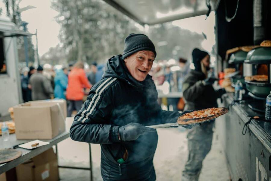 В Новій Водолазі благодійники пригостили понад 1500 людей піцою 