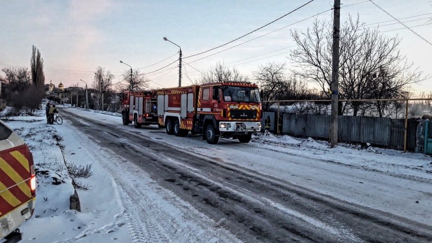 Пожежники ліквідують пожежу після обстрілу, Харківська область
