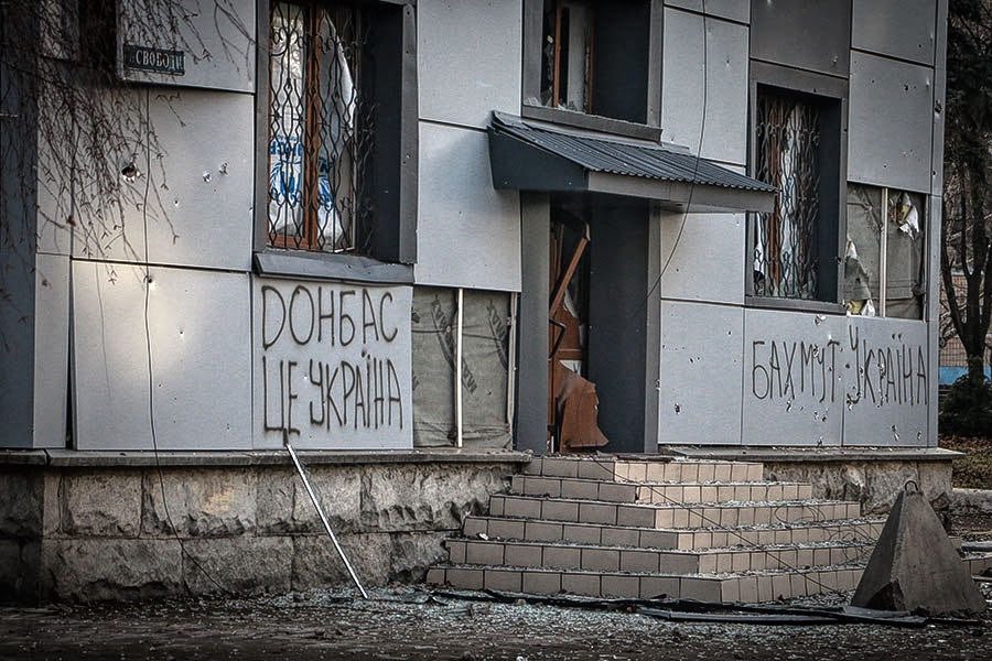 Обстріляний надпис "Бахмут - Україна"