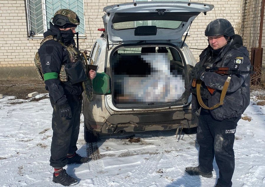 Дворічна. Поліцейські евакуюють тіло загиблого, 17 лютого 2023 