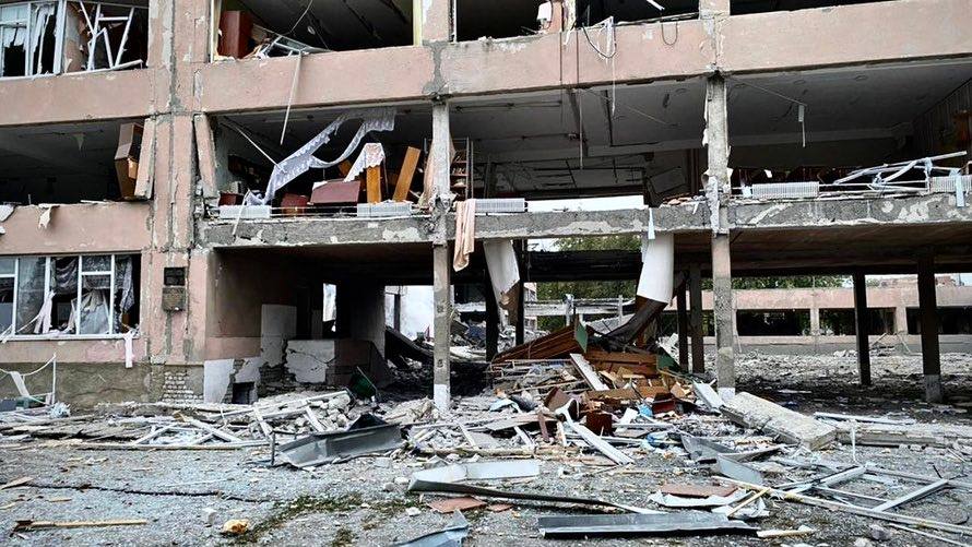Зруйнована унаслідок обстрілу школа, Лозівський район, Харківська область