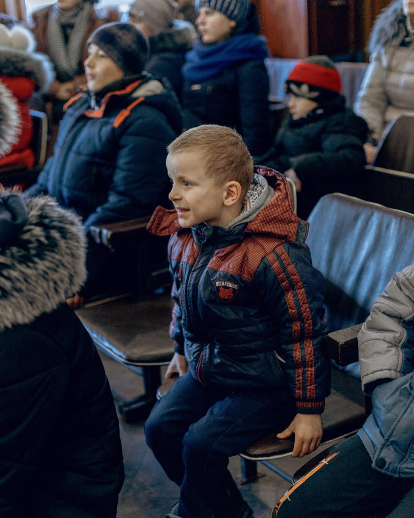 Діти з деокупований теріторій Харківщини під час вистави театру Маріонеток