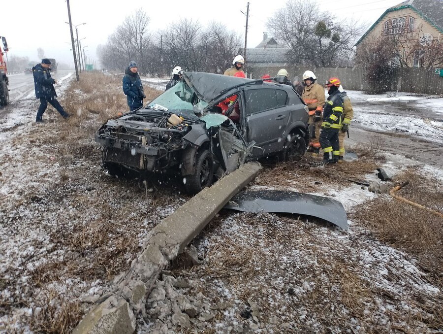 На Харківщині з понівеченої автівки рятувальники діставали тіло 22-річного водія  