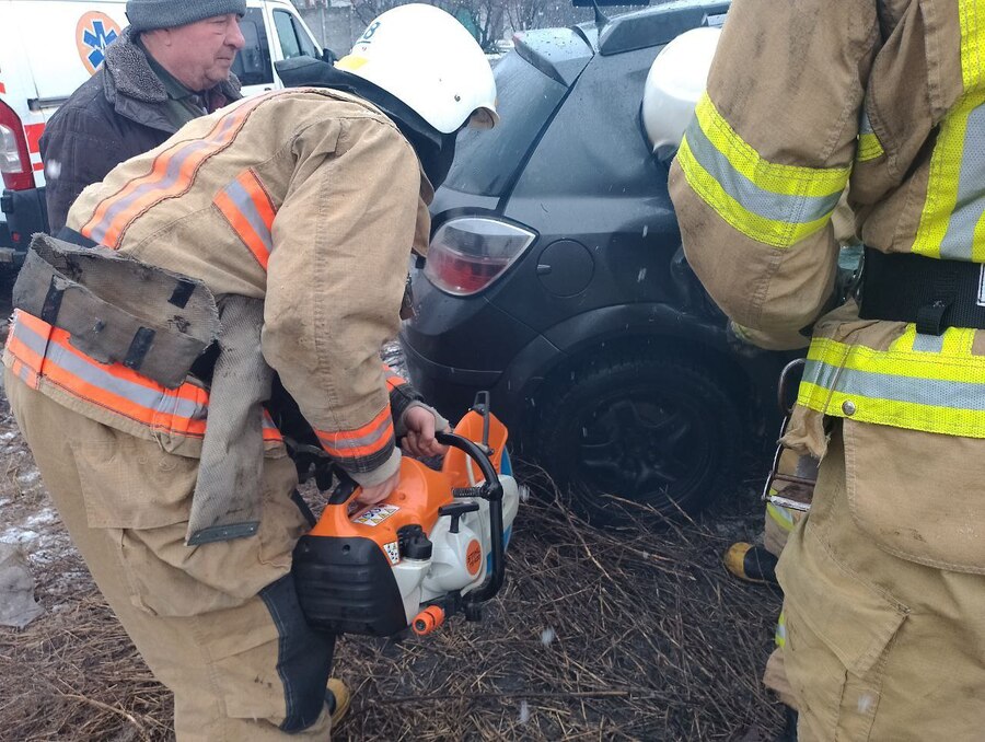 На Харківщині з понівеченої автівки рятувальники діставали тіло 22-річного водія  