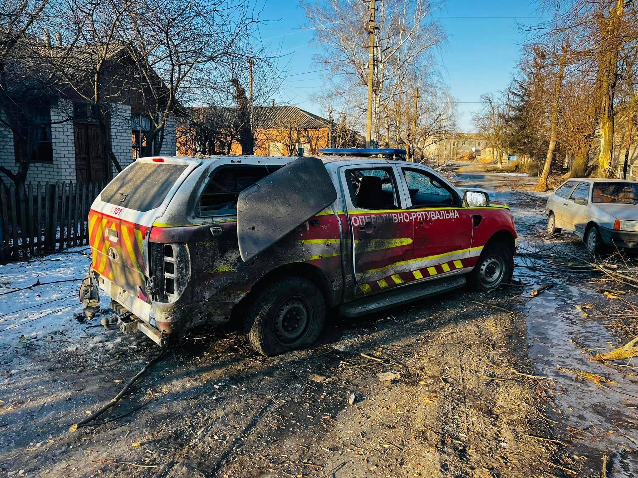 Пошкоджена автівка ДСНС в селищі Дворічна, Харківська область