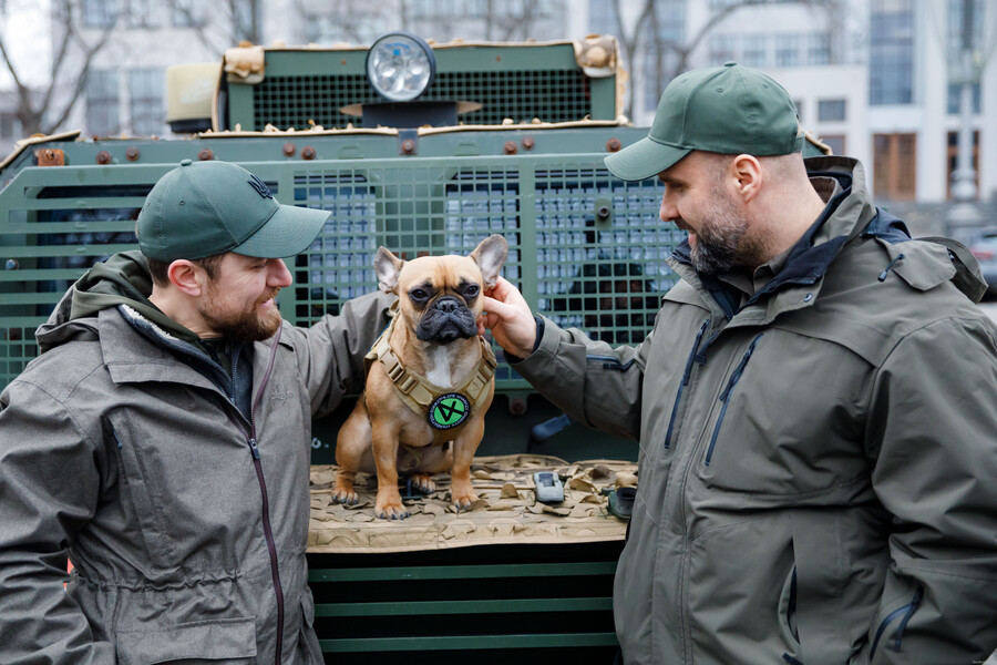 У Харкові на потреби військових передали авто для евакуації поранених