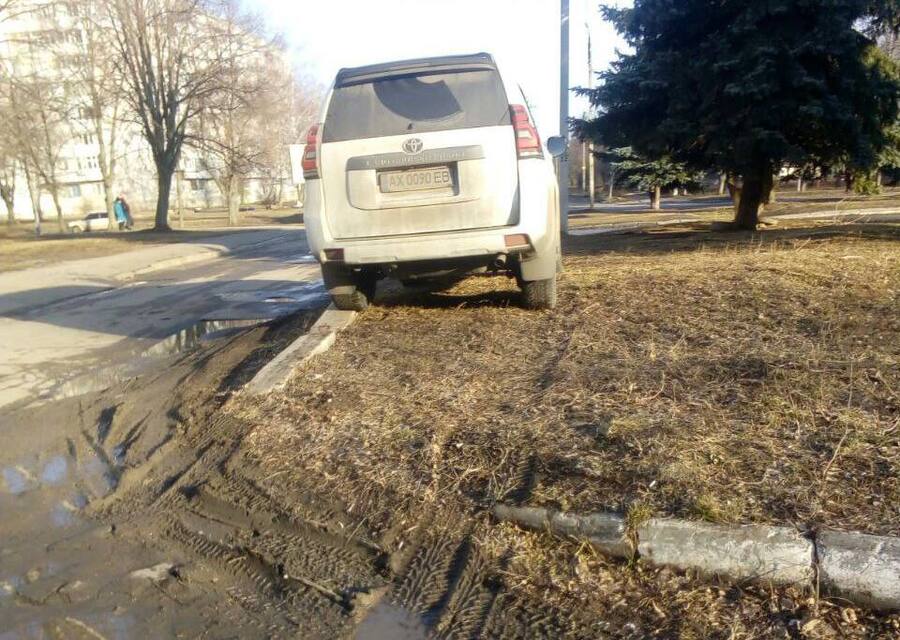 Мешканців Первомайського почали штрафувати за неправильне паркування