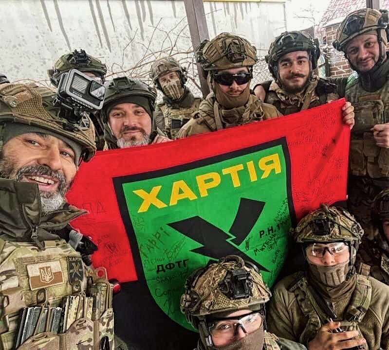 Бійці Добровольчого підрозділу "Хартія" з прапором підрозділу