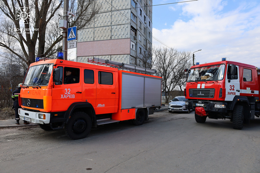 Харків, 15 березня. Пожежні машини біля місця влучання ворожої ракети