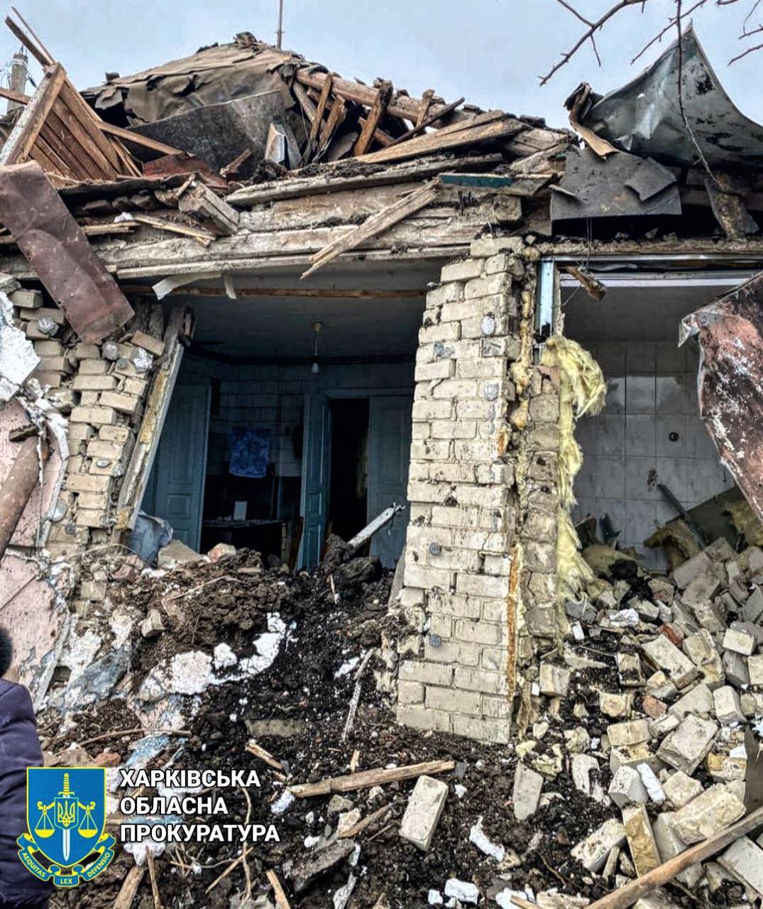 Зруйнований унаслідок обстрілу будинкок, Великий Бурлук