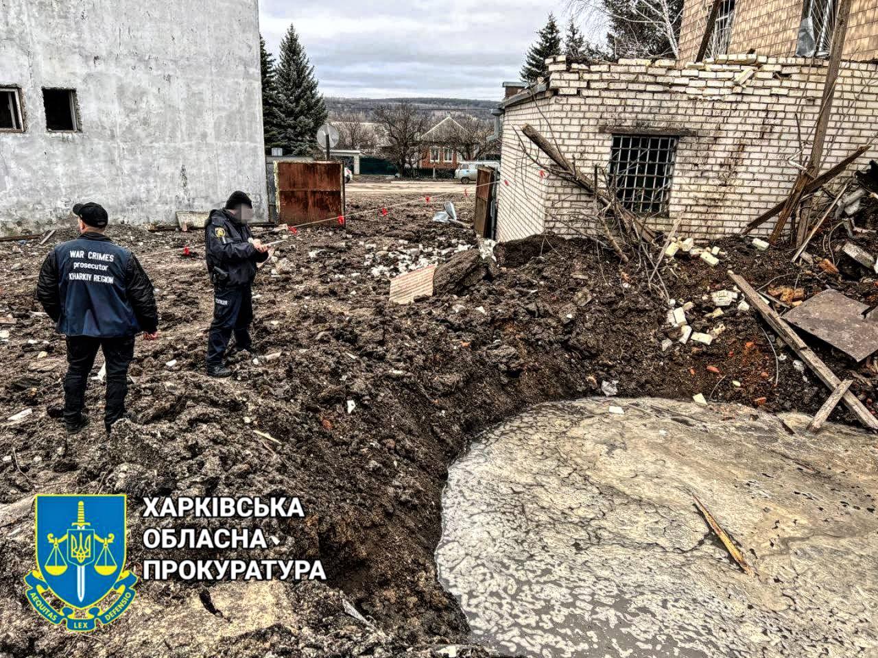 Вирва, яка утворилася після обстрілу селища Великий Бурлук, 18 березня