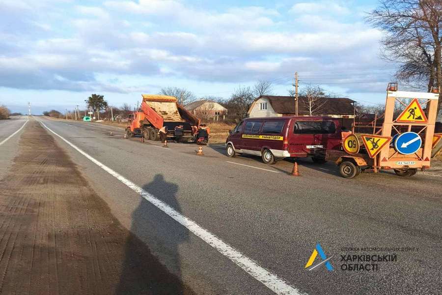 Харківська область. Шляховики відновлюють дороги після зими 