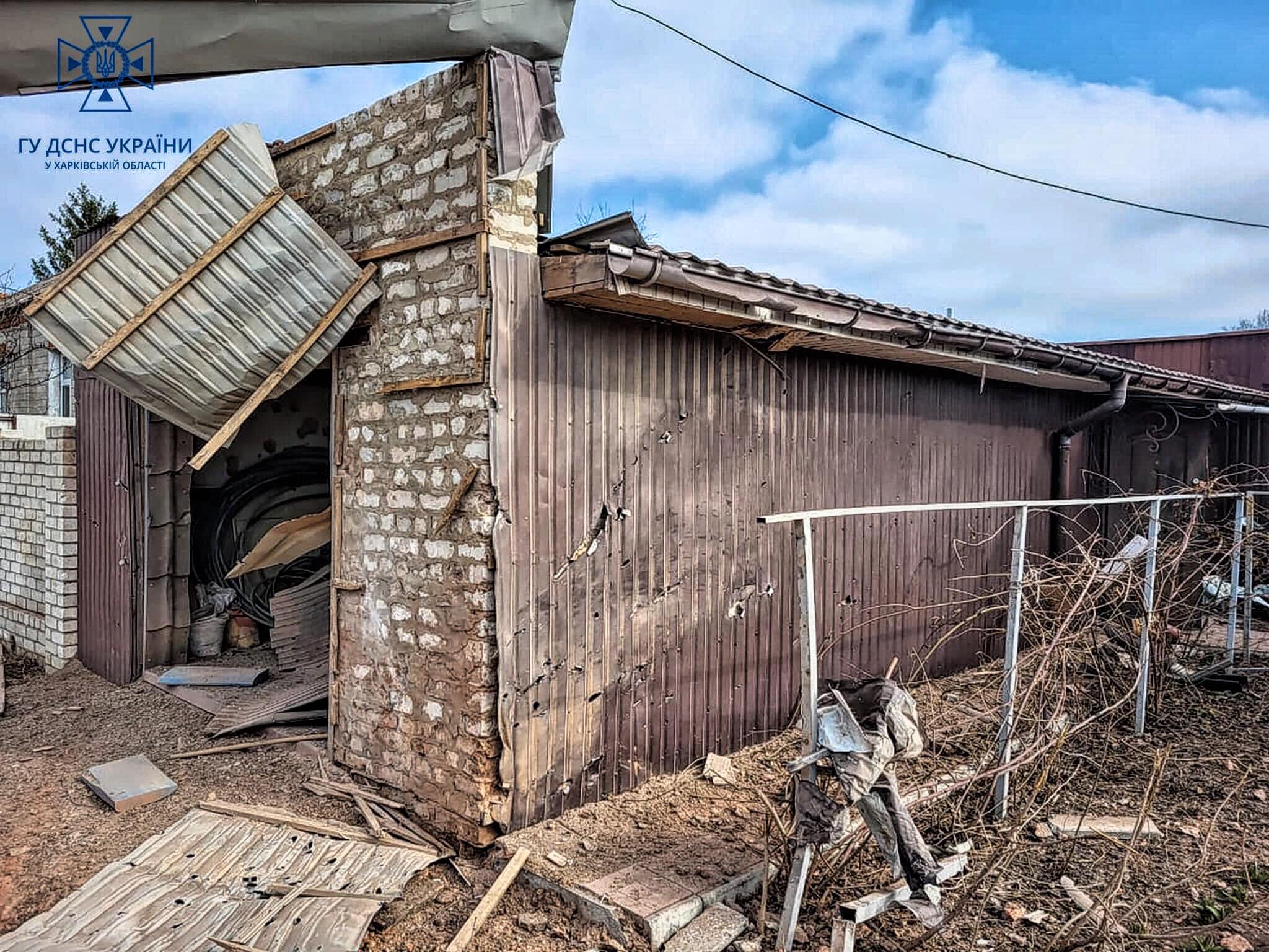 Пошкоджений унаслідок обстрілу гараж, Харківська область