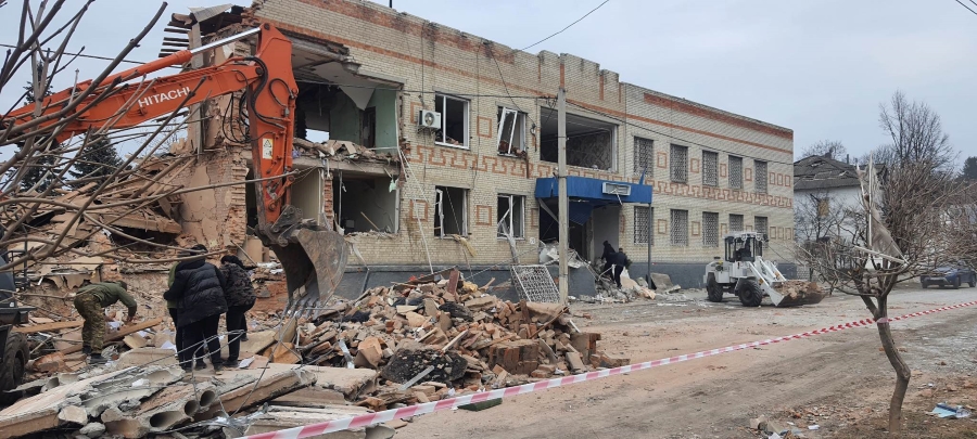 Обстріляна будівля в Білопіллі Сумської області 