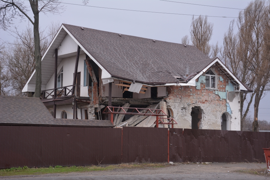 Зруйнований будинок в селищі Рогань, яке не підлягає відновленню