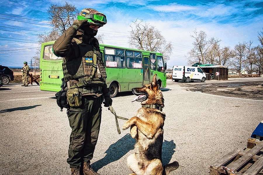 Кінолог та його службова собака