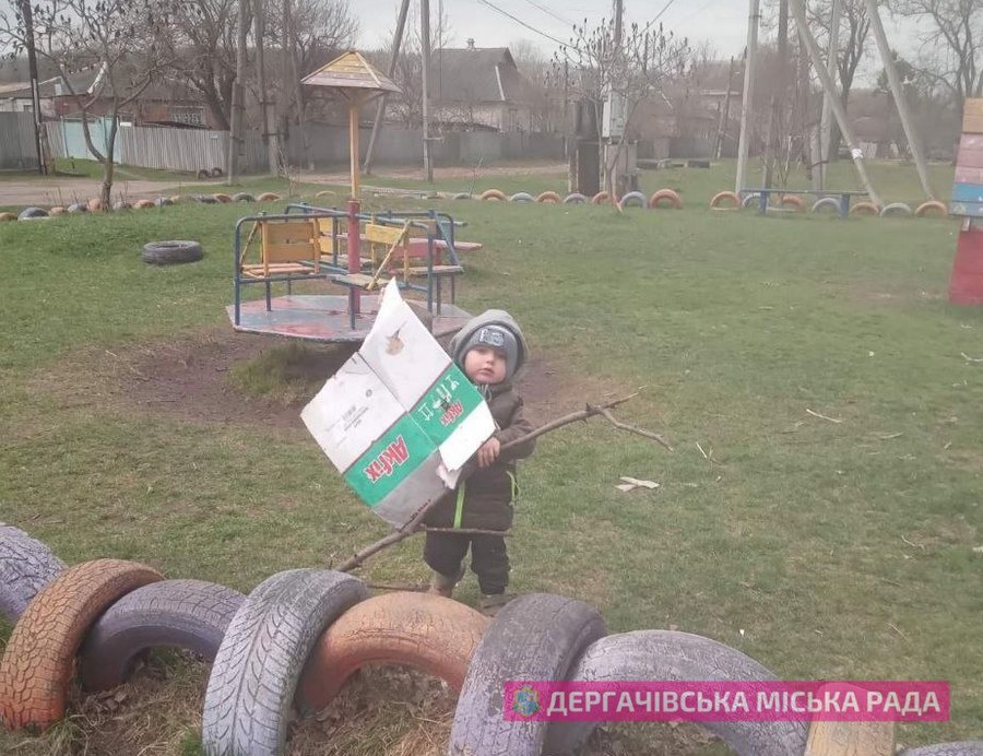 Дергачі, Харківська область, прибирання дитячого майданчику