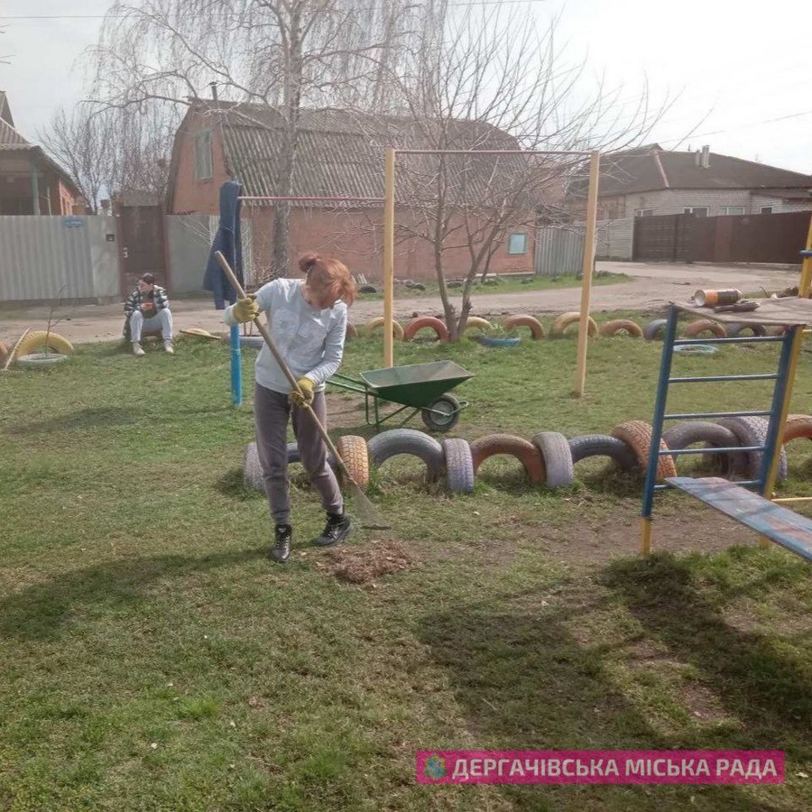 Дергачі, Харківська область, прибирання дитячого майданчику по вулиці Січовій