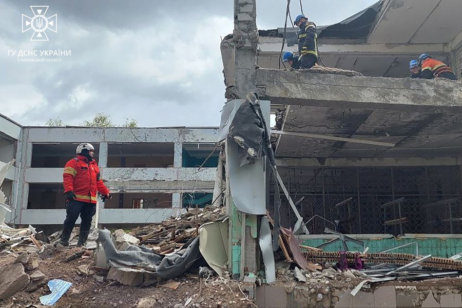 Харків, Салтівка, 25 квітня 2023. Демонитаж зруйнованих конструкцій школи