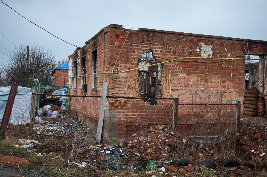 Зруйнований внаслідок обстрілу будинок в селищі Рогань Харківської області 