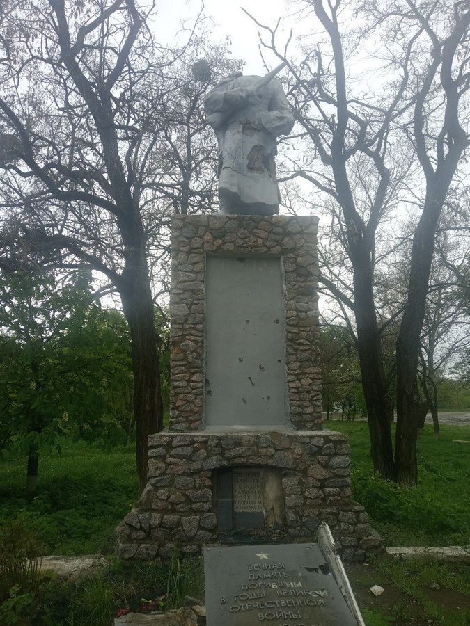 росіяни пошкодили пам’ятник радянським військам у селі Петрівське Харківської області 