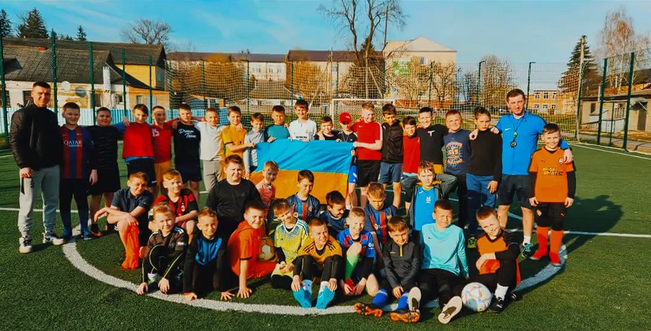 Юним футболістам Краснокутської громади передали прапор від 125 окремої бригади