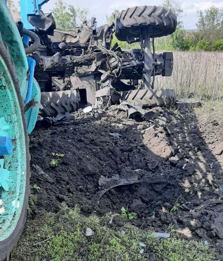 У Харківському районі 43-річний чоловік за кермом трактора наїхав на міну