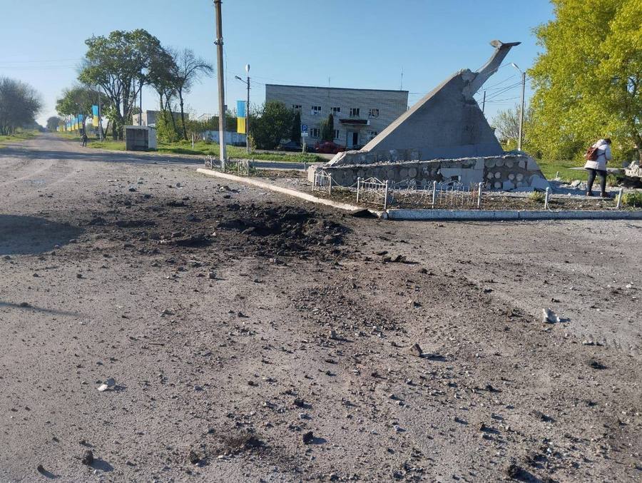 Наслідки обстрілу м. Вовчанськ 6.05.2023. Пошкоджено пам'ятник Авіацентру ДОСААФ