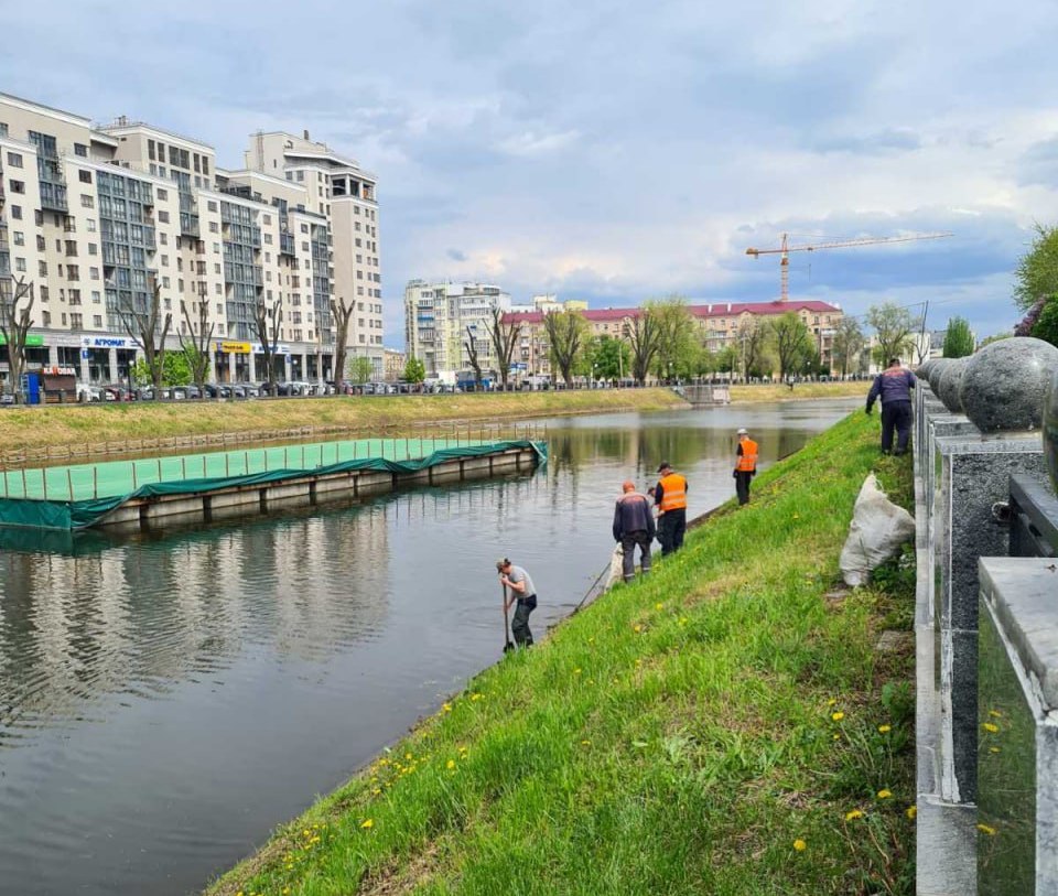 Харків. Комунальники прибирають береги річки Лопань 