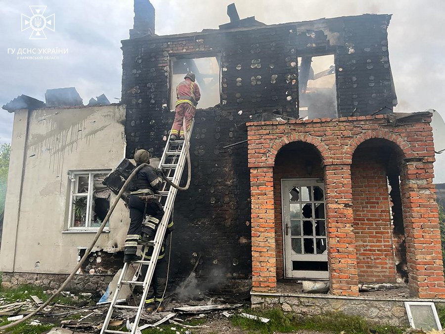 Село Петропавлівка, Харківська область. Пожежа після влучання ворожого снаряду