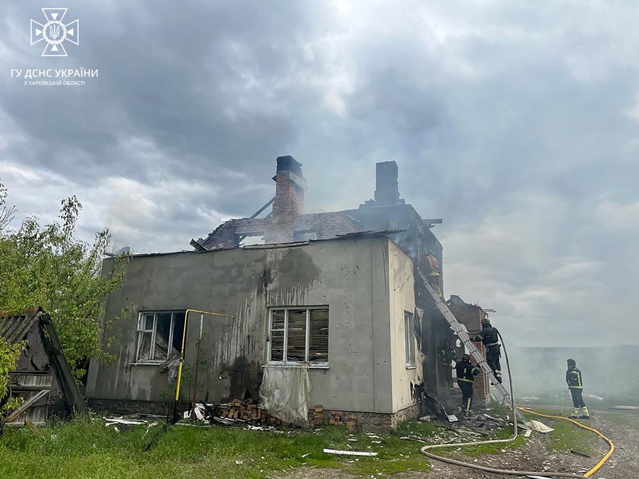 Окупанти обстріляли село Петропавлівка харківської області, загорівся приватний будинок 