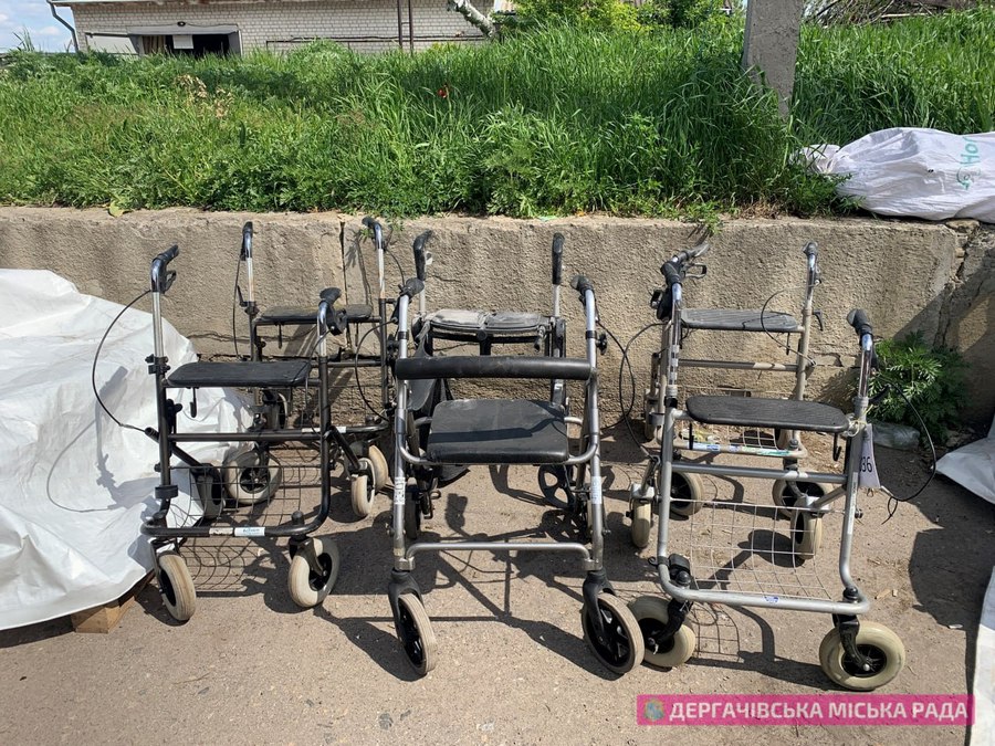 У Дергачах відбувається благодійна акція з видачі ходунків та дитячих колясок