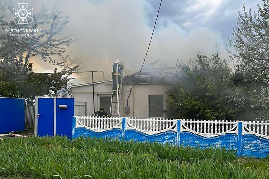 Великий Бурлук, Харківська область. внаслідок обстрілу виникла пожежа у приватному будинку 