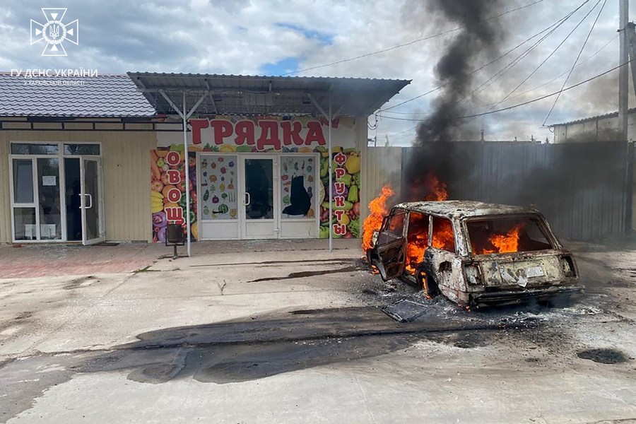Великий Бурлук, Харківська область. Після ворожого обстрілу горить автомобіль 