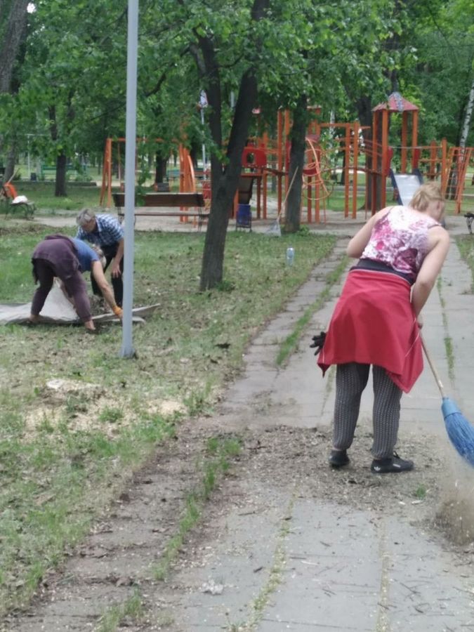 Великий Бурлук, Харківська область. Комунальники та армія відновлення прибирають у парку
